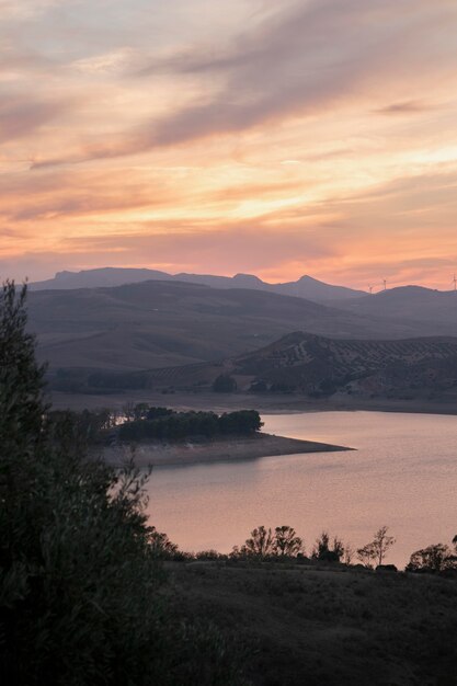 Paisaje natural con amanecer y río.