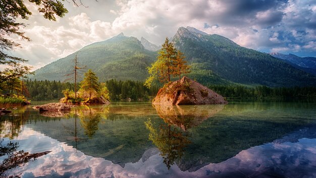 Paisaje natural con lago y montaña.