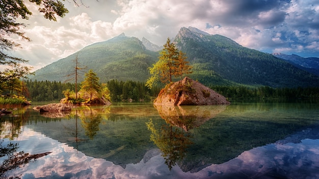 Paisaje natural con lago y montaña.