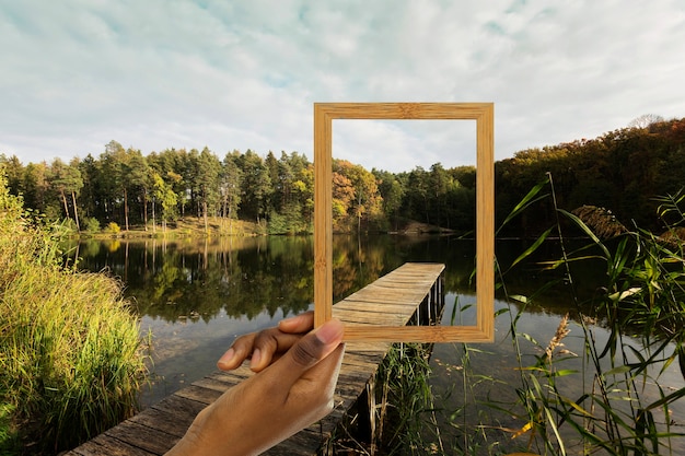 Foto gratuita paisaje natural con marco de mano