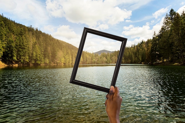 Foto gratuita paisaje natural con marco de mano