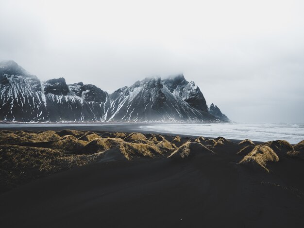 Paisaje natural con montañas nevadas