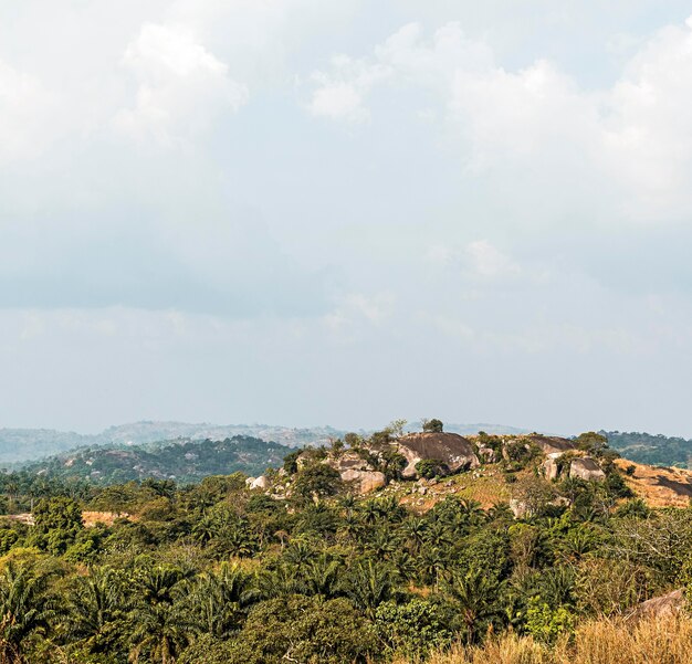 Paisaje de la naturaleza africana con cielo y montañas.