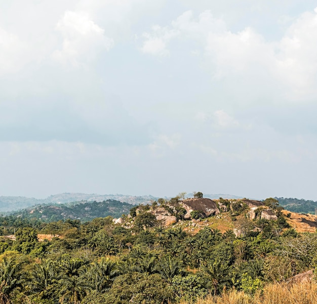 Paisaje de la naturaleza africana con cielo y montañas.