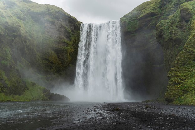 Paisaje de naturaleza nublada cerca de cascada