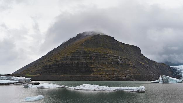 Foto gratuita paisaje de naturaleza nublada por el lago