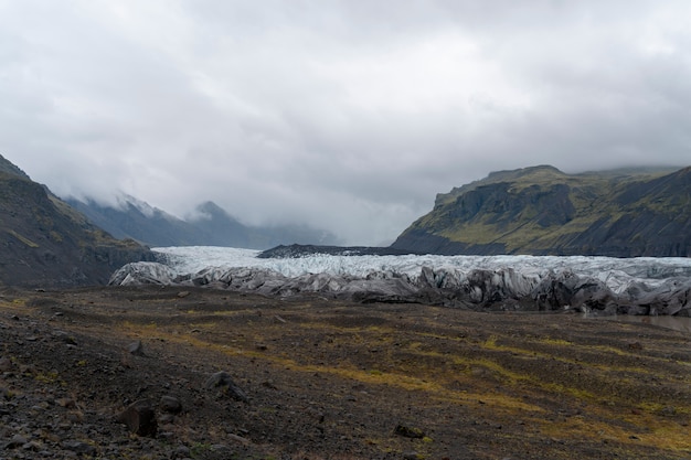 Paisaje de naturaleza nublada por el lago