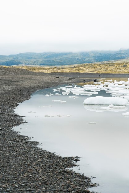 Paisaje de naturaleza nublada por el lago