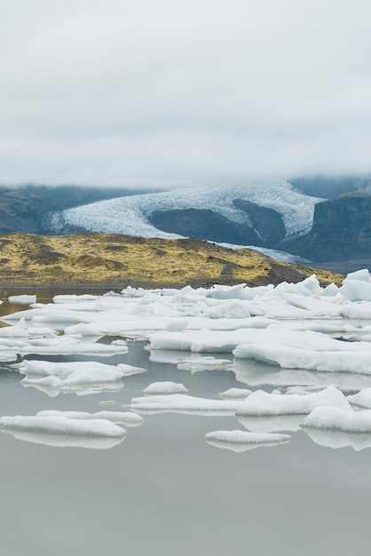 Foto gratuita paisaje de naturaleza nublada por el lago