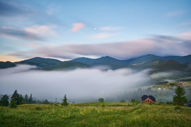 Paisaje con niebla en las montañas