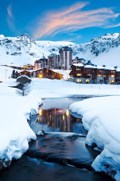 Paisaje nocturno y estación de esquí en los Alpes franceses, Tignes, Francia