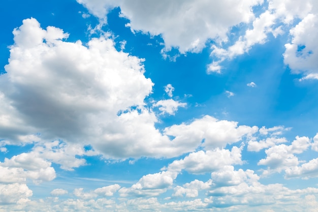 Paisaje con nubes fantástico