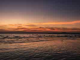 Foto gratuita paisaje del océano durante una hermosa puesta de sol: perfecto para fondos de pantalla
