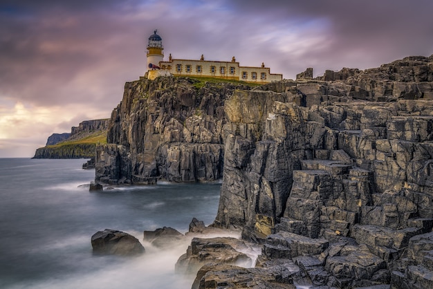 Foto gratuita paisaje de la orilla del mar con un faro.