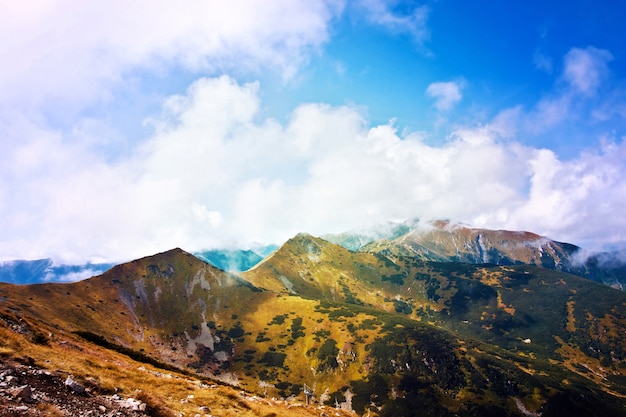 Paisaje de otoño en las montañas.