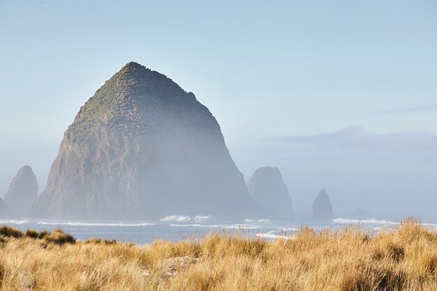 Paisaje del pajar Rock en la niebla matutina en Cannon Beach, Oregon