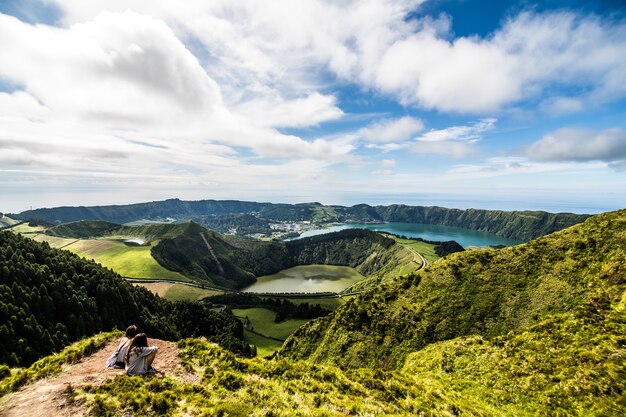 Paisaje panorámico con vista a tres increíbles estanques, Lagoa de Santiago, Rasa y lagoa Azul, Lagoa Siete Ciudades. Las Azores son uno de los principales destinos turísticos de Portugal