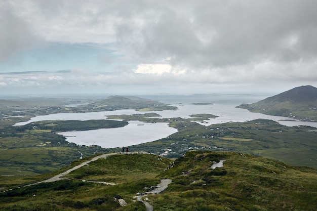 Paisaje del Parque Nacional de Connemara rodeado por el mar bajo un cielo nublado en Irlanda