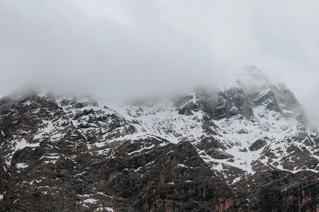 Foto gratuita paisaje del pico de la montaña