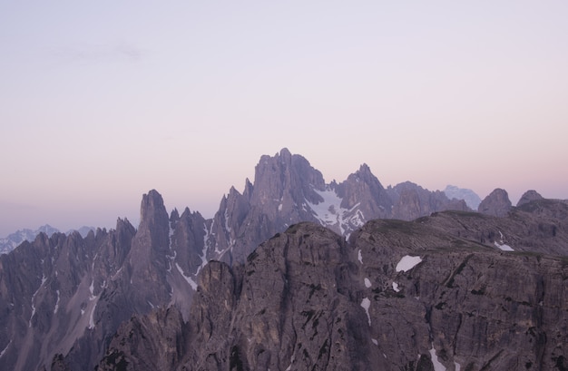 Paisaje de picos nevados