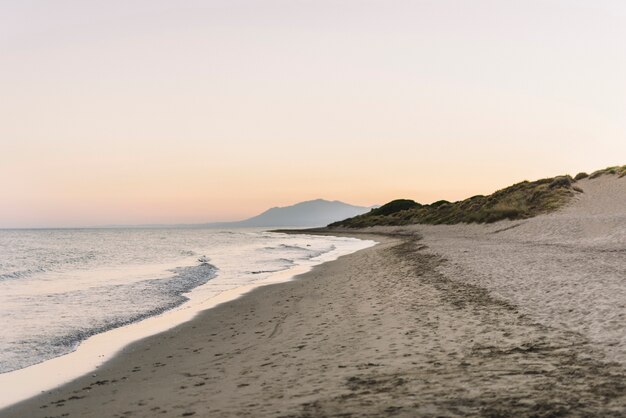 Paisaje de playa al atardecer