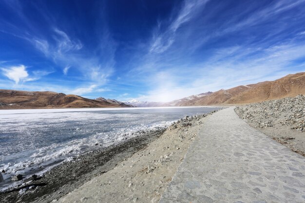 Paisaje de playa con camino