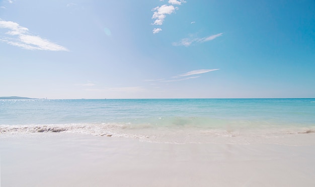 Paisaje de playa de mar limpio