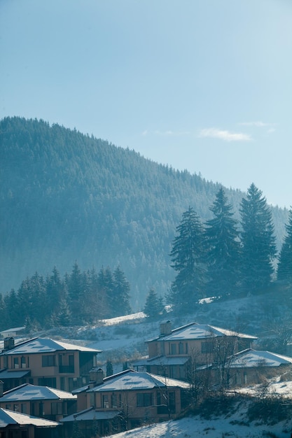 Foto gratuita paisaje de pueblo de montaña en un hermoso clima