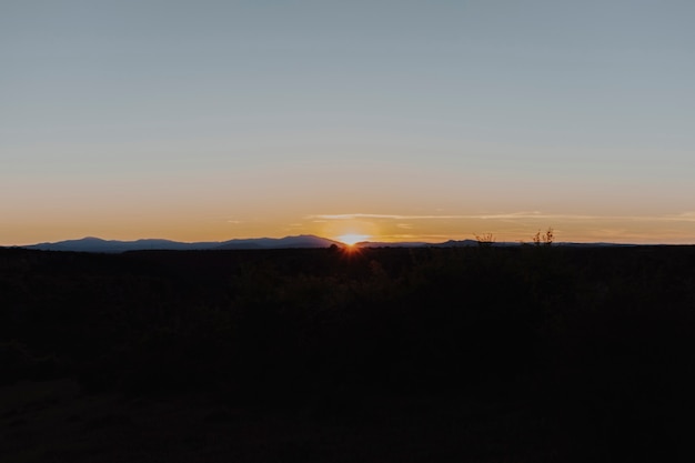 Paisaje de una puesta de sol en un día despejado