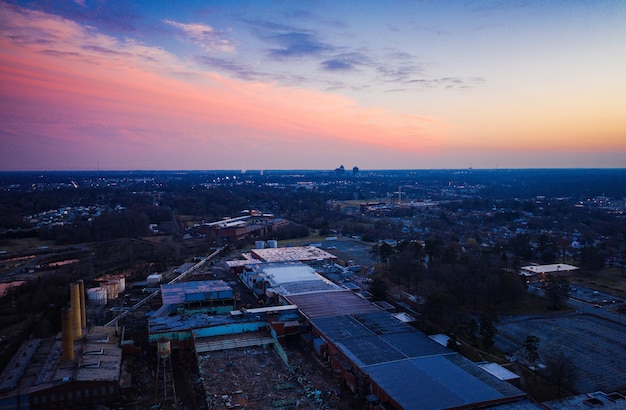 Paisaje de puesta de sol en un edificio del molino en Greensboro, Carolina del Norte, EE.