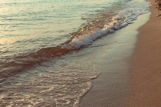 Paisaje con puesta de sol de mar en la playa