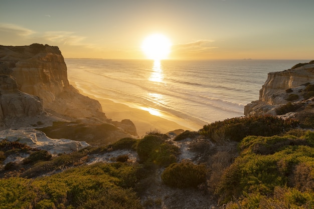 Foto gratuita paisaje de puesta de sol en un océano tranquilo