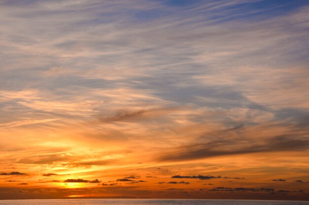 Paisaje de puesta de sol en el océano.