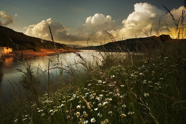 Foto gratuita paisaje de puesta de sol en el río del depósito ladybower en derbyshire, inglaterra