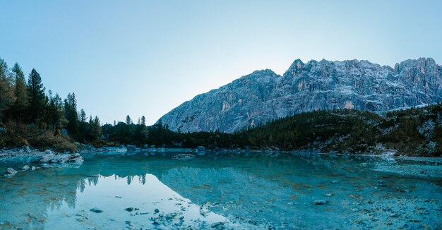 Paisaje de Punta Sorapiss rodeado por un lago en Italia