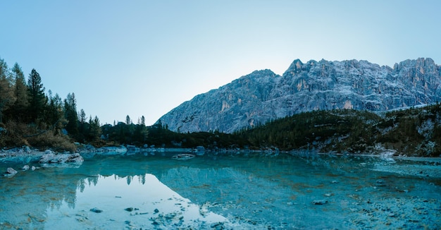 Paisaje de Punta Sorapiss rodeado por un lago en Italia