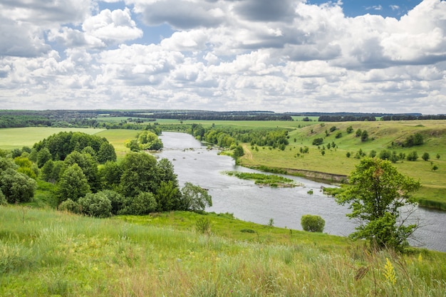 Foto gratuita paisaje de río y colinas