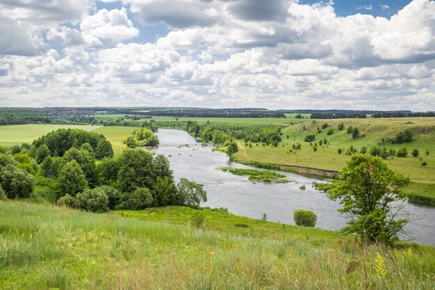 paisaje de río y colinas