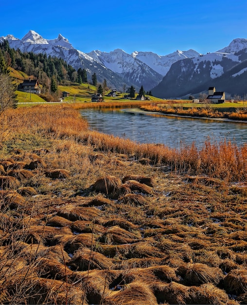 Paisaje de río, montañas