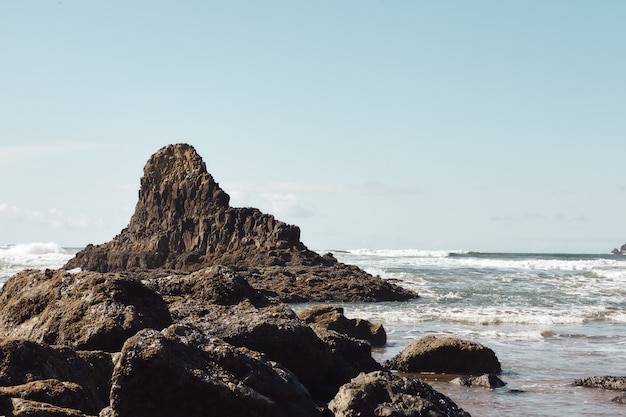 Foto gratuita paisaje de rocas en la costa del noroeste del pacífico en cannon beach, oregon