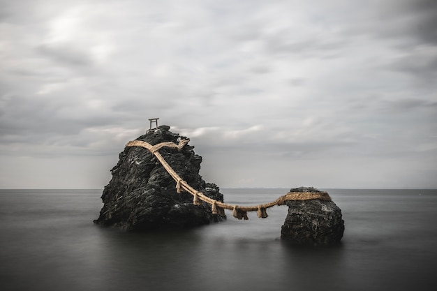 Paisaje de rocas sagradas conectadas con una cuerda en la prefectura de Mie