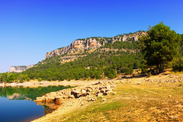 Paisaje rocoso con depósito de montañas