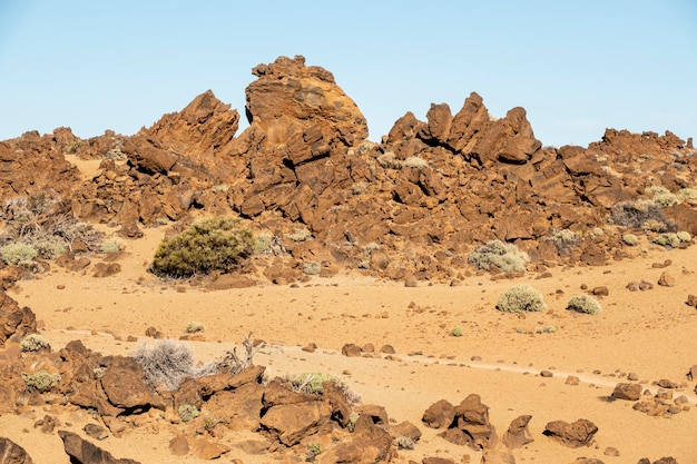 Foto gratuita paisaje rocoso del desierto con cielo azul