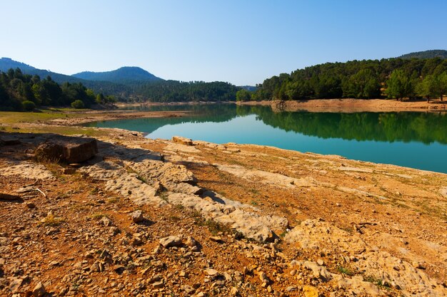 Paisaje rocoso con el lago de las montañas