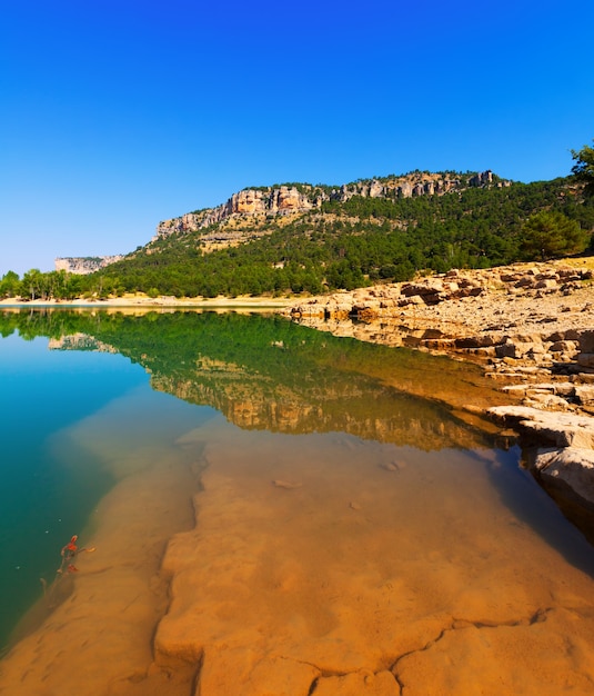 Paisaje rocoso con el lago de las montañas