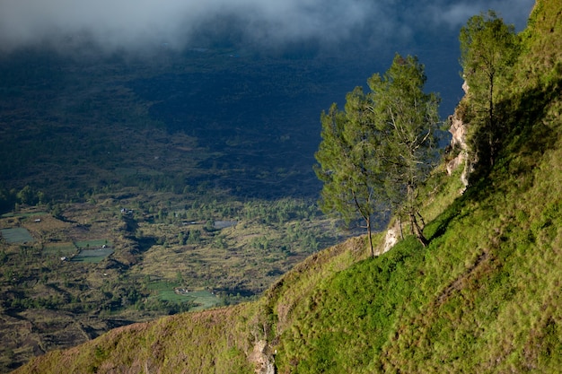 Foto gratuita paisaje. sobre el volcán batur. bali. indonesia