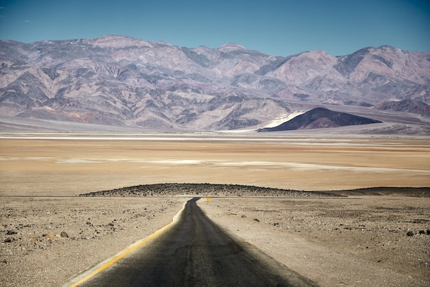 Paisaje soleado del Artist Drive en el Parque Nacional Death Valley, California - EE.