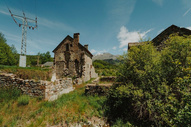 Paisaje soleado de un campo con una casa