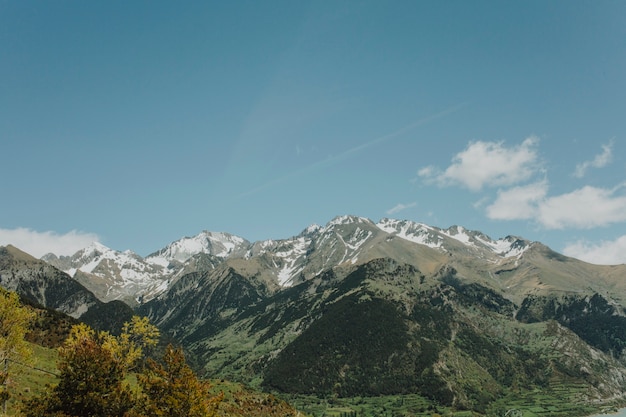 Paisaje soleado de una montaña