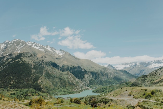 Paisaje soleado de una montaña